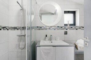Shower, hair dryer, towels