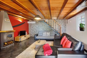 TV, fireplace