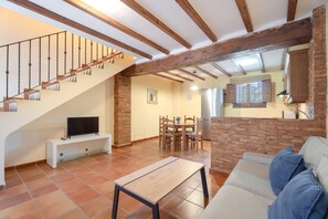 TV - Apartment 'Blanca' with Mountain View, Shared Pool and Shared Garden (Altura)