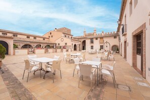 Outdoor dining - Apartment 'Casa Cala' with Mountain View, Shared Pool and Shared Garden (Altura)