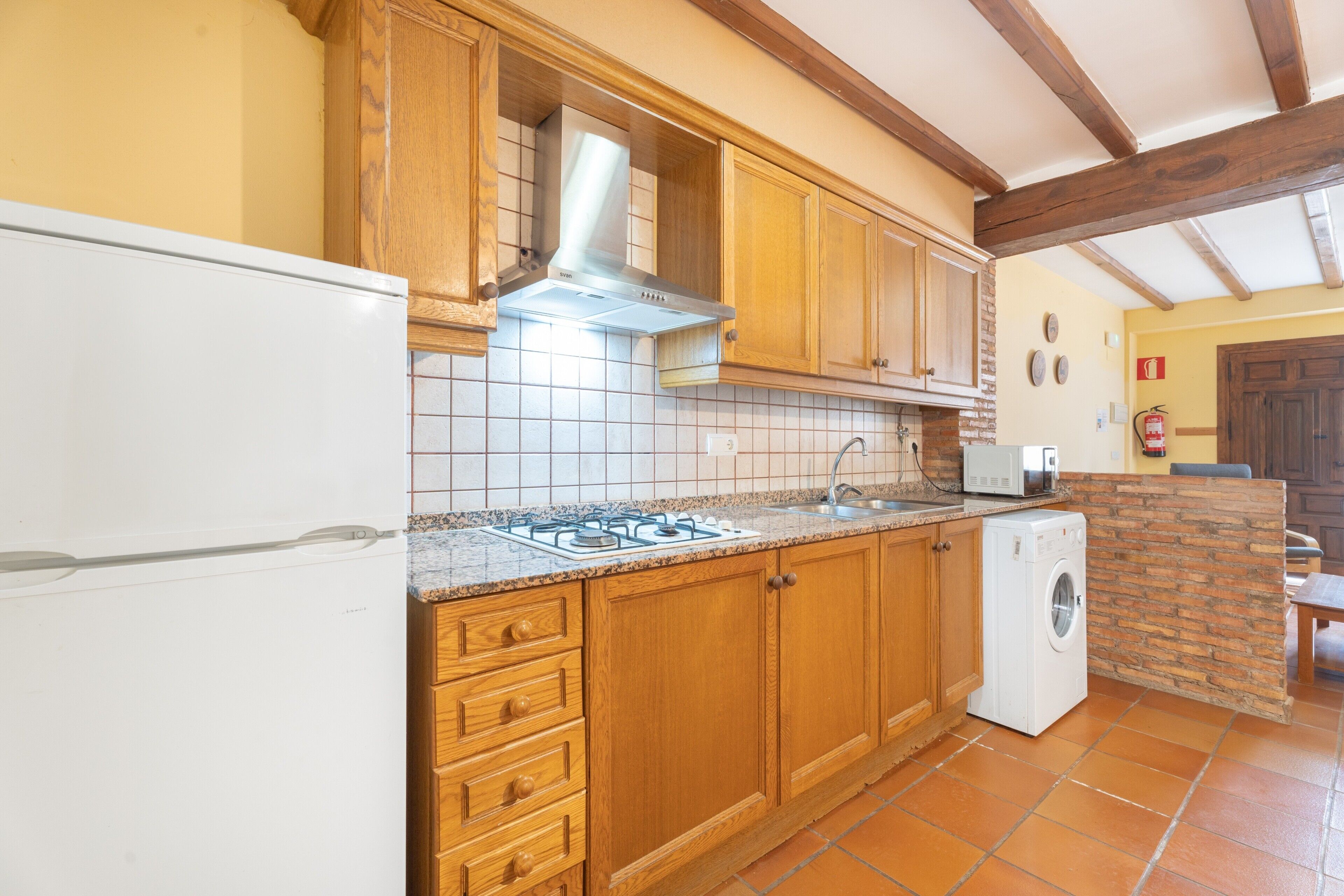 Een koelkast, een magnetron, een oven, een kookplaat