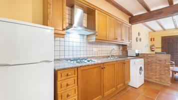 Een koelkast, een magnetron, een oven, een kookplaat