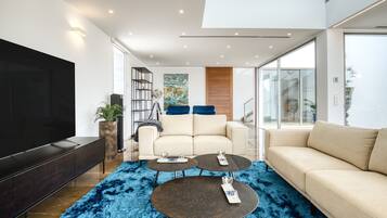 Een televisie en een stereo