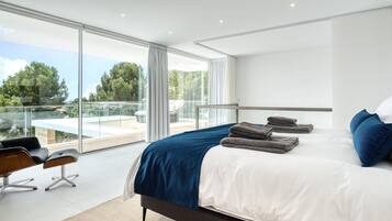 4 slaapkamers, een strijkplank/strijkijzer, gratis wifi, beddengoed