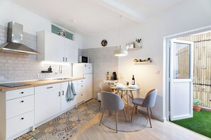 Réfrigérateur, micro-ondes, plaque de cuisson, cafetière/bouilloire