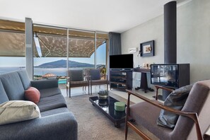 Televisión, chimenea