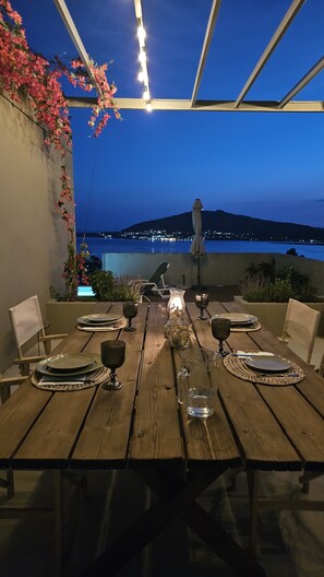 Outdoor dining - Holiday Home 'Casa Da Quinta Dos Moinhos' with Sea View, Wi-Fi and Air Conditioning (Seixas)