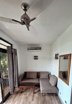 Living area - acogedor apartamento a pocos metros del mar y el pueblo.
¡mascota amigable! (Sámara)