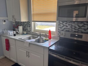 Fridge, microwave, oven, stovetop - Enjoy a comfortable stay in our clean and accurate listing. 5 min from Busch G. (Tampa)