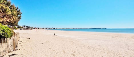 Una spiaggia nelle vicinanze
