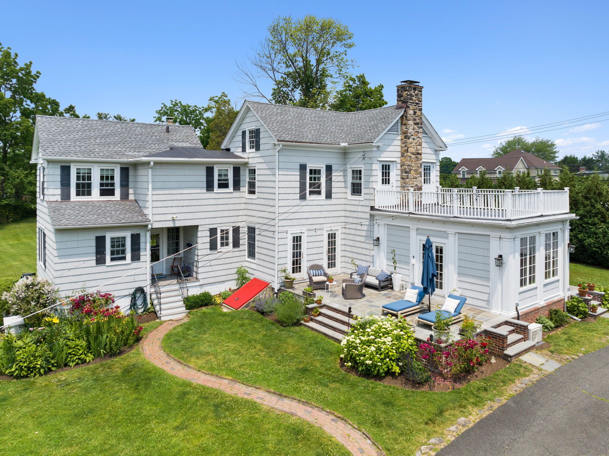 Sun-filled farmhouse for 8, w/gym.  2 acre fenced-in dog friendly property.
