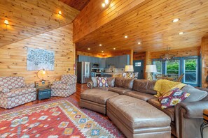 スマートテレビ、暖炉、卓球台