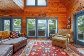 TV connectée, cheminée, table de tennis de table