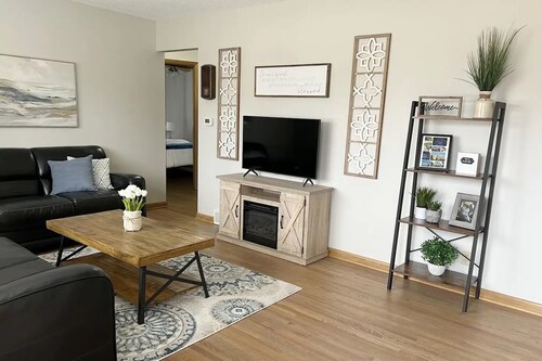 King & 2 Queen Beds, Centrally Located 15 Minutes from Anywhere in Des Moines
