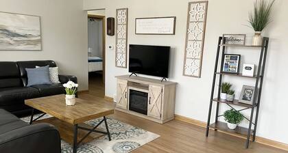 King & 2 Queen Beds, Centrally Located 15 Minutes from Anywhere in Des Moines