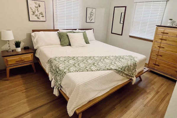 3 bedrooms, travel crib, WiFi, bed sheets