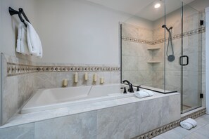 Douche, séchoir à cheveux, serviettes fournies