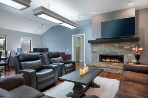 Smart-TV, Kamin, Arbeitsbereiche, Computerbildschirme