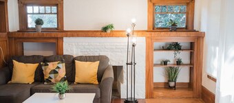 425A- Upper 2B1B Unit Gated Parking near Bart & FW, shops and restaurants