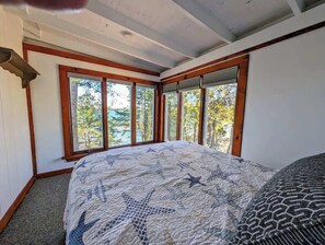 2 bedrooms, desk, iron/ironing board, travel crib