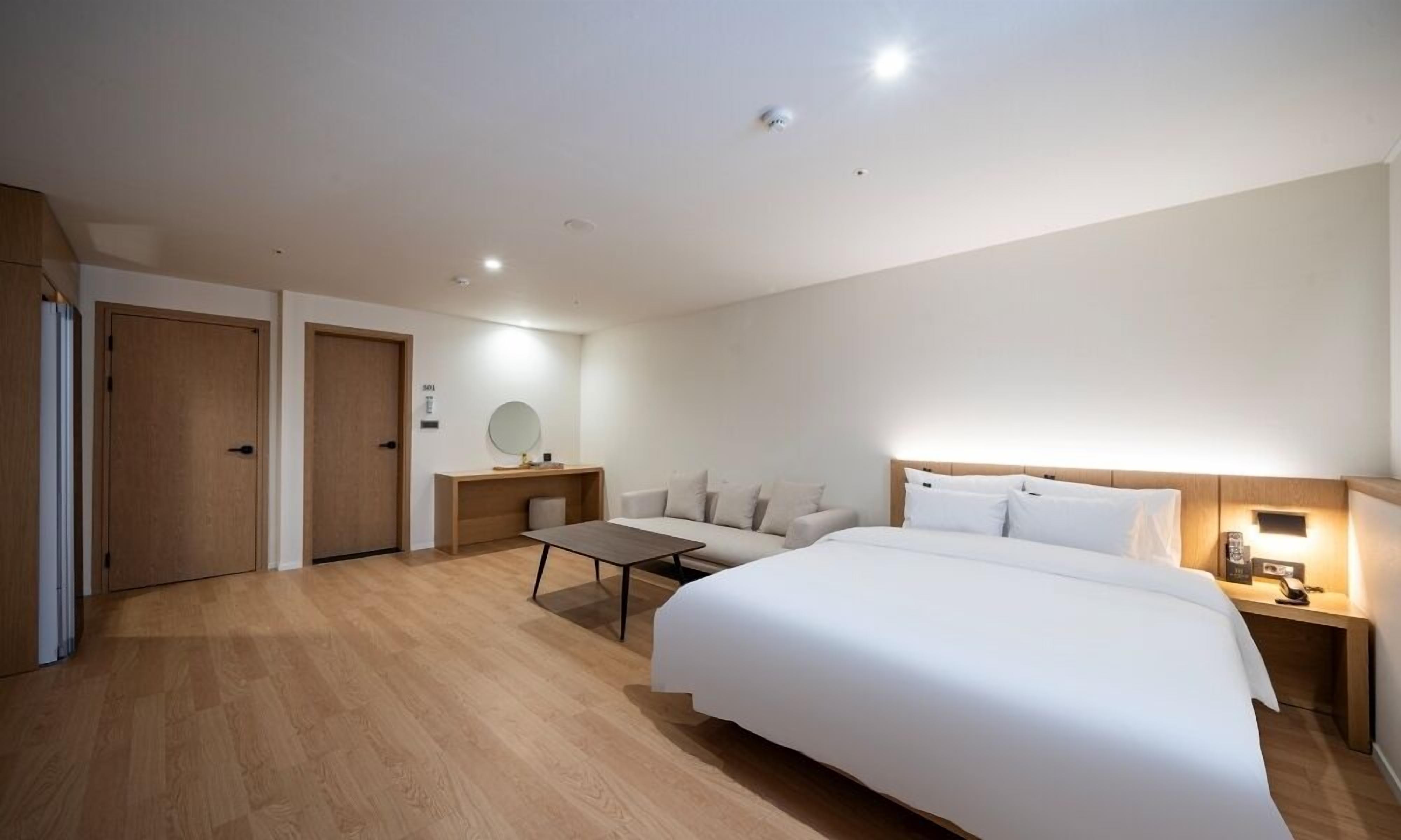 Junior Suite room | Free WiFi, bed sheets