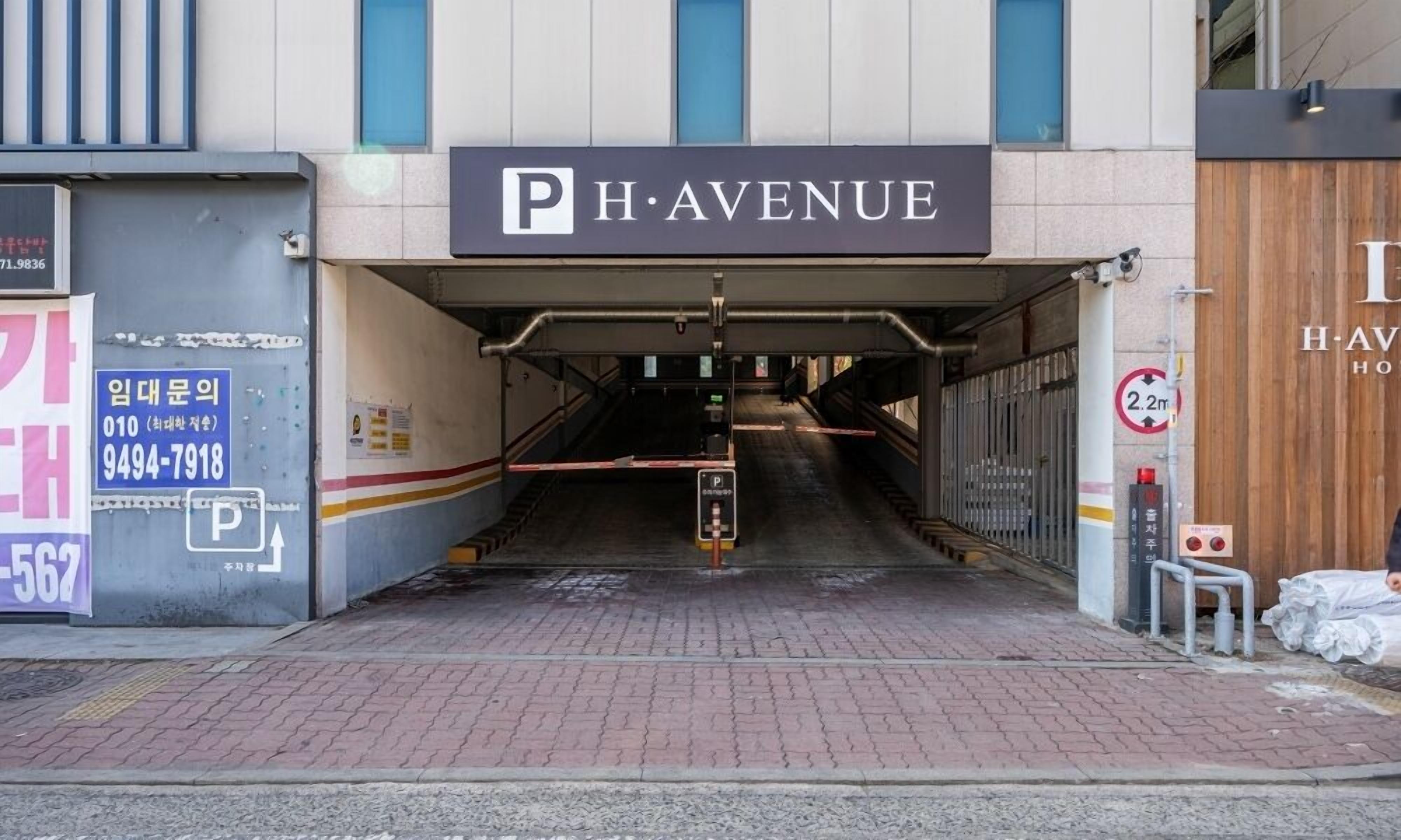 Entrada de un hotel con un letrero que dice "P H AVENUE".