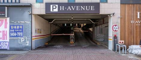 Entrada de un hotel con un letrero que dice "P H AVENUE".