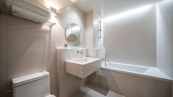 Ducha, secador de pelo, batas, pantuflas