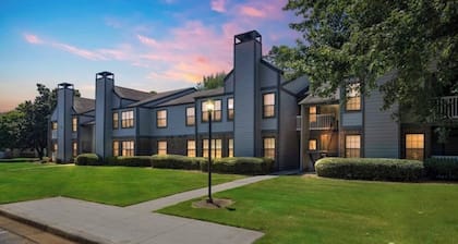 Business Traveler+ Gate 9 3 minsSpace Camp 3 mins. UAH Campus 5 minutes-Shopping