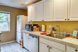 Refrigerador, microondas, lavavajillas y cafetera y tetera 