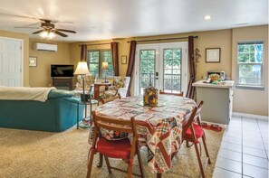 智能电视、壁炉、书