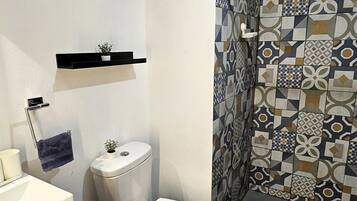 Douche, douche à « effet pluie », articles de toilette gratuits