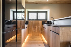 صورة غير مصنفة، 3 من 37، زرّ