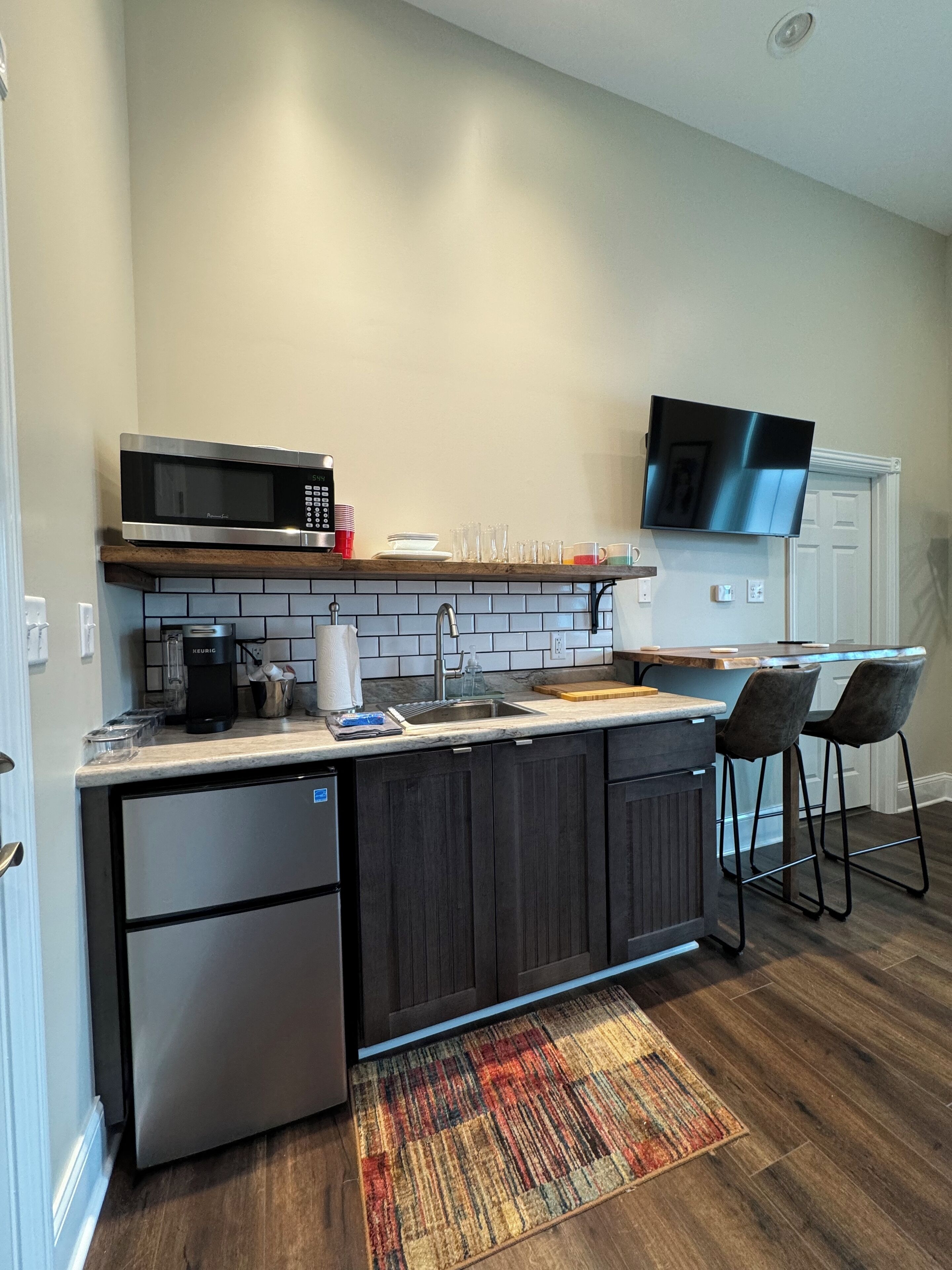 ثلاجة، ميكروويف، ماكينة لصنع القهوة/الشاي، محمصة خبز