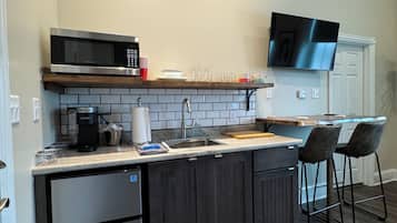 Refrigerador, microondas, cafetera y tetera y tostadora