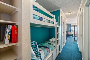 1 bedroom, iron/ironing board, travel crib, free WiFi - Your new happy, condo On Seawall (Galveston)