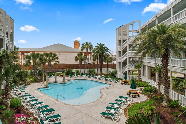 A heated pool - Your new happy, condo On Seawall (Galveston)
