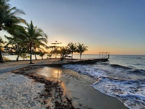 Sur la plage, chaise longue, serviettes de plage