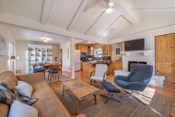 TV connectée, cheminée, lecteur de DVD