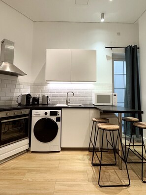 Réfrigérateur, four à micro-ondes, un four, surface de cuisson