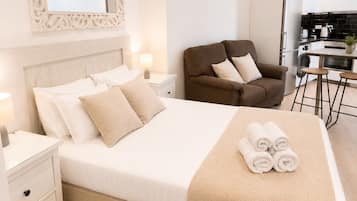 Tabla de planchar con plancha, cuna de viaje, wifi y ropa de cama