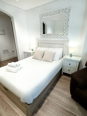 1 bedroom, iron/ironing board, travel crib, WiFi - Stylish City Centre Studio (Gibraltar)