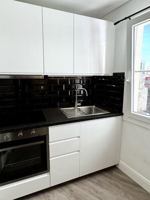 Fridge, microwave, oven, stovetop - Stylish City Centre Studio (Gibraltar)