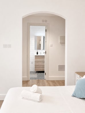 Iron/ironing board, travel cot, WiFi, bed sheets