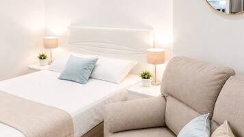 Tabla de planchar con plancha, cuna de viaje, wifi y ropa de cama