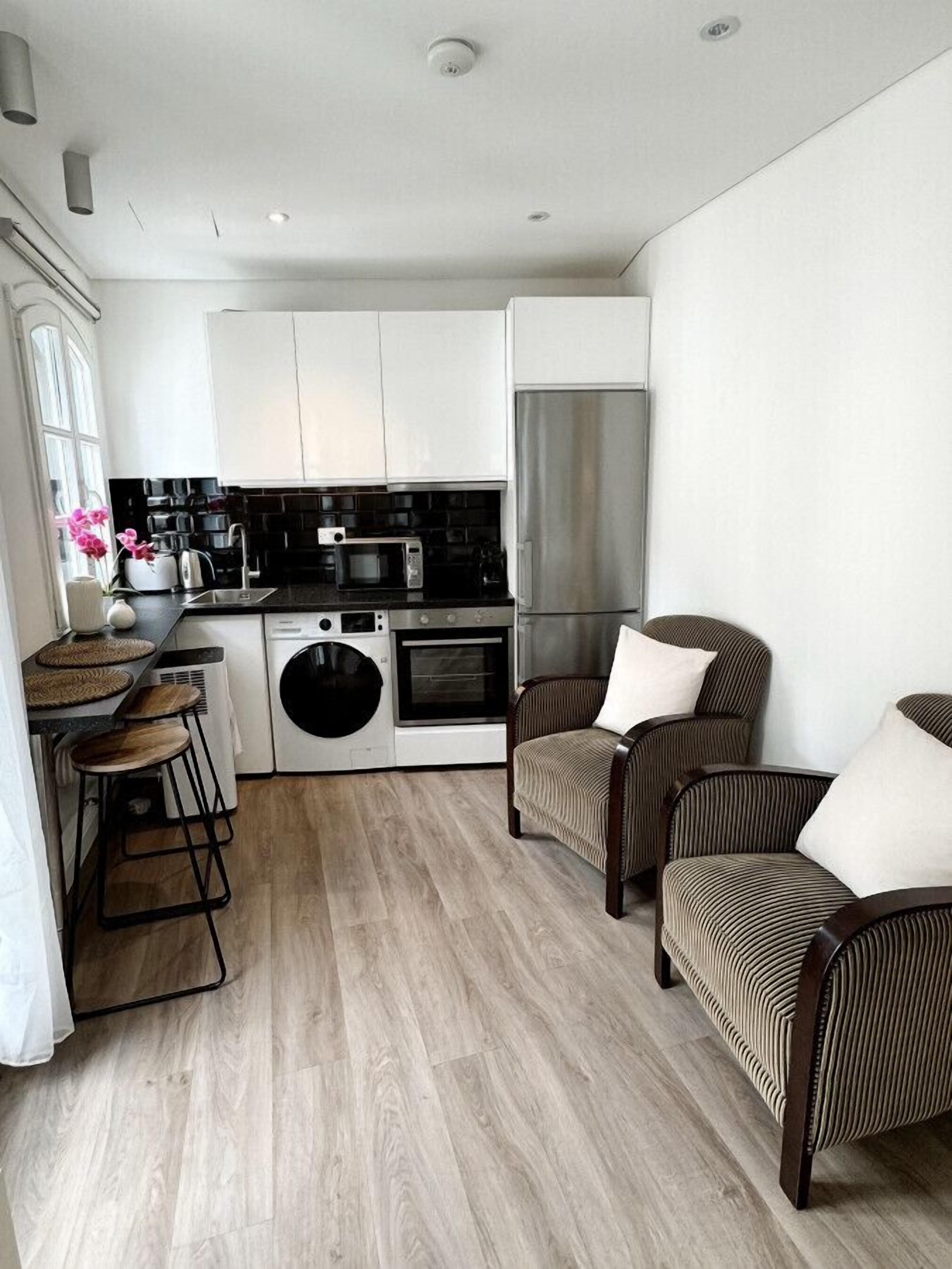 Réfrigérateur, micro-ondes, four, plaque de cuisson