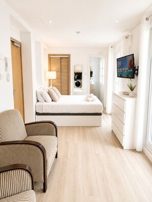 Iron/ironing board, travel cot, WiFi, bed sheets - Grand Central House - Premium Studio with Balcony (Gibraltar)