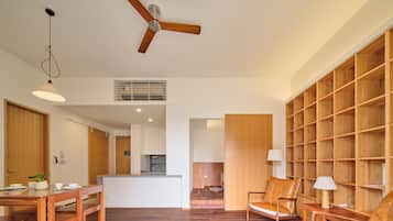 Signature Apartment, City View | Peralatan tempat tidur premium, gebar bulu kapas, peti besi dalam bilik