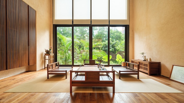 A traditional Japanese-style room with tatami flooring, a low wooden table, and a large window offering a view of lush greenery. - Wutong Hotel Apartment (Bao'an Center) (Shenzhen)