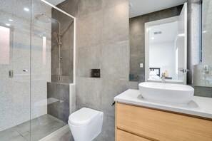 Douche, séchoir à cheveux, serviettes fournies, savon